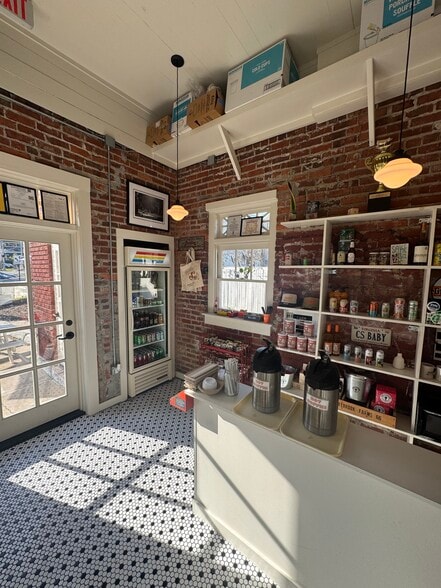 410 E 37th St, Savannah, GA for lease - Building Photo - Image 3 of 20