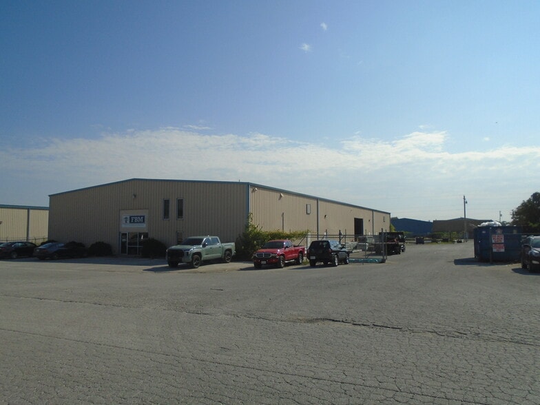2140 N Bristol Ln, Nixa, MO for lease - Building Photo - Image 2 of 6