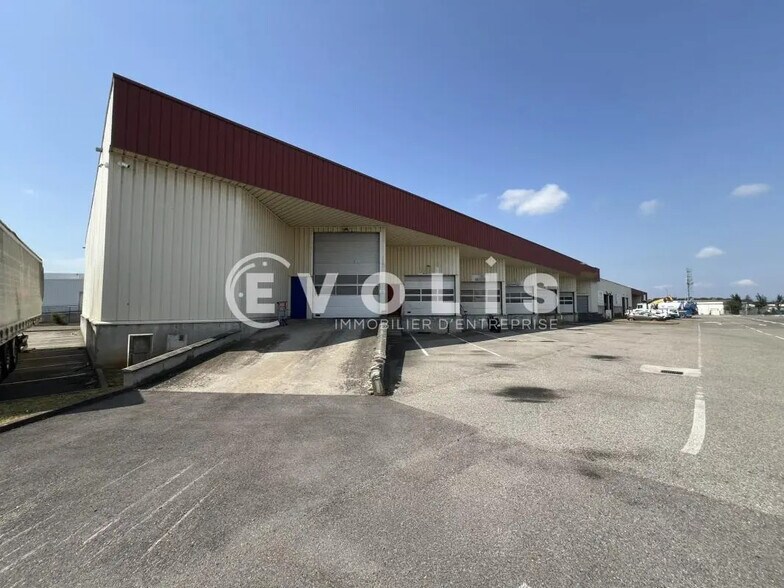 Office in Corbas for lease - Building Photo - Image 2 of 21