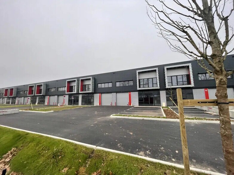 Industrial in Bondoufle for lease - Building Photo - Image 1 of 3