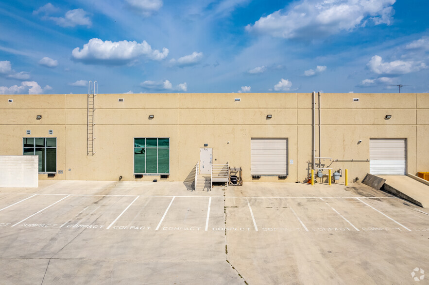 1077 Central Pky S, San Antonio, TX for lease - Building Photo - Image 3 of 8