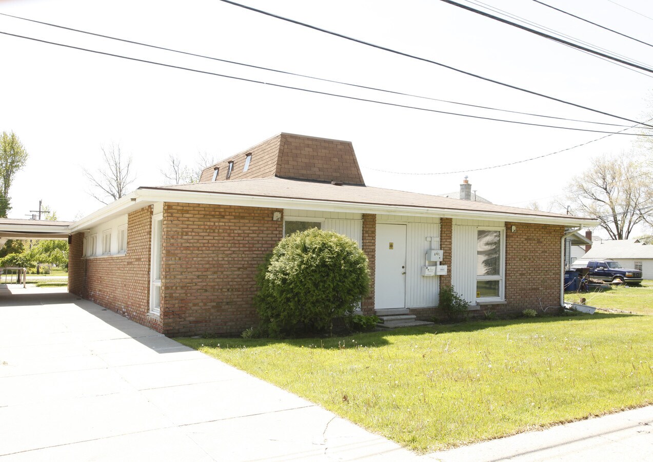 33116 Palmer Rd, Westland, MI 48186