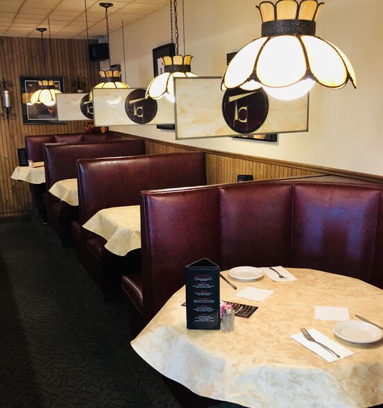 2904 45th St, Highland, IN for sale - Interior Photo - Image 3 of 16