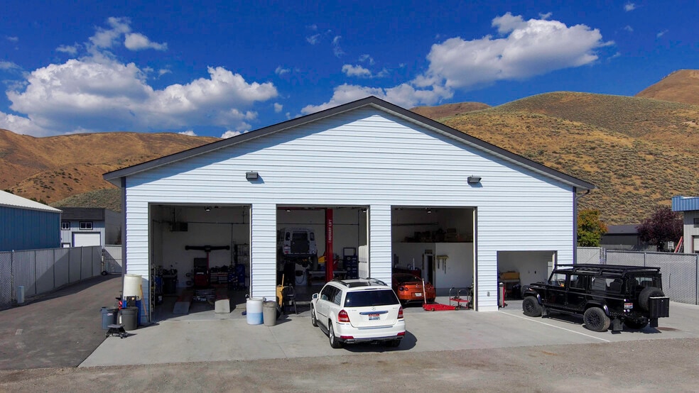 Woodside Light Industrial portfolio of 2 properties for sale on LoopNet.com - Building Photo - Image 3 of 10