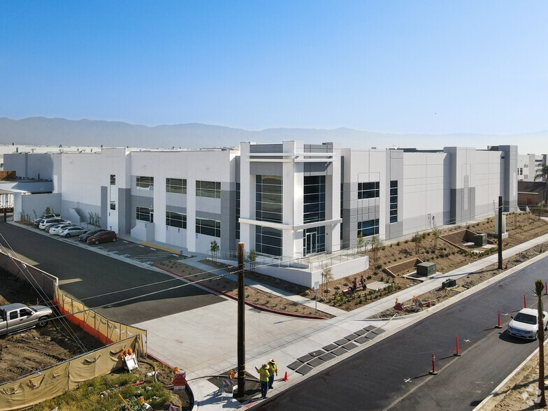 2646 W Base Line Rd, Rialto, CA for lease - Primary Photo - Image 1 of 7