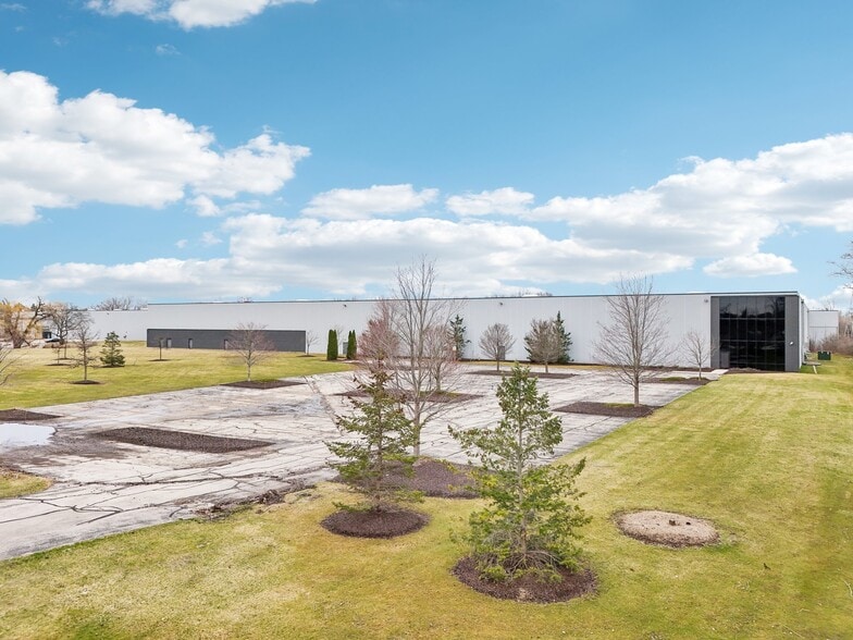 5201-5401 W Donges Bay Rd, Mequon, WI for lease - Building Photo - Image 3 of 11