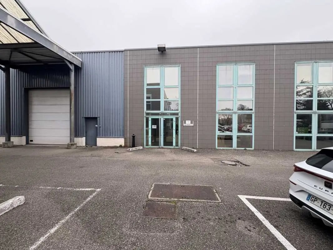 Office in Bron for lease Building Photo- Image 1 of 16