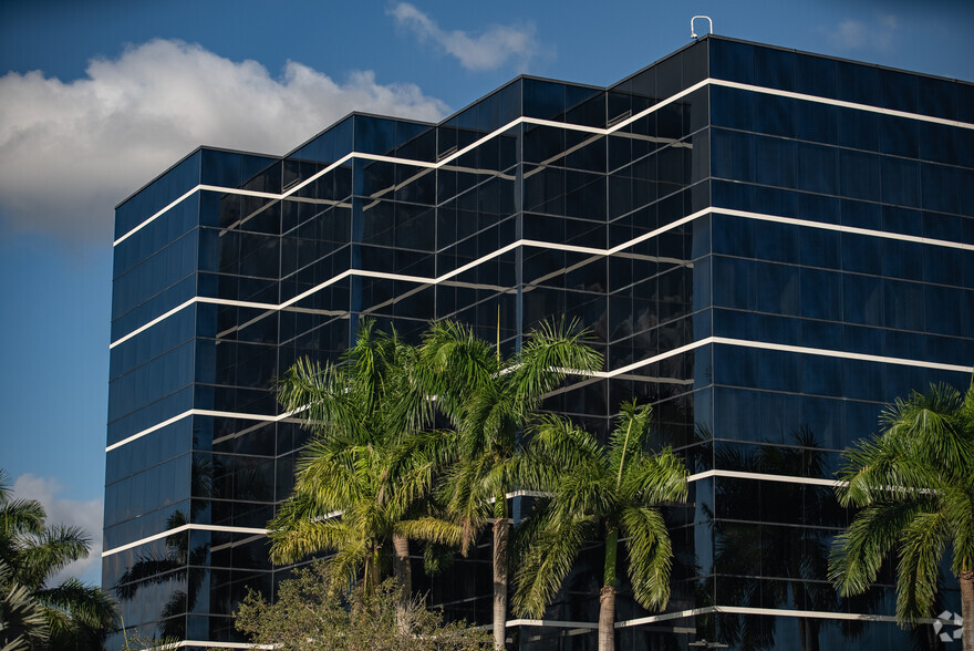 7200 Corporate Center Dr, Miami, FL for lease - Building Photo - Image 2 of 60