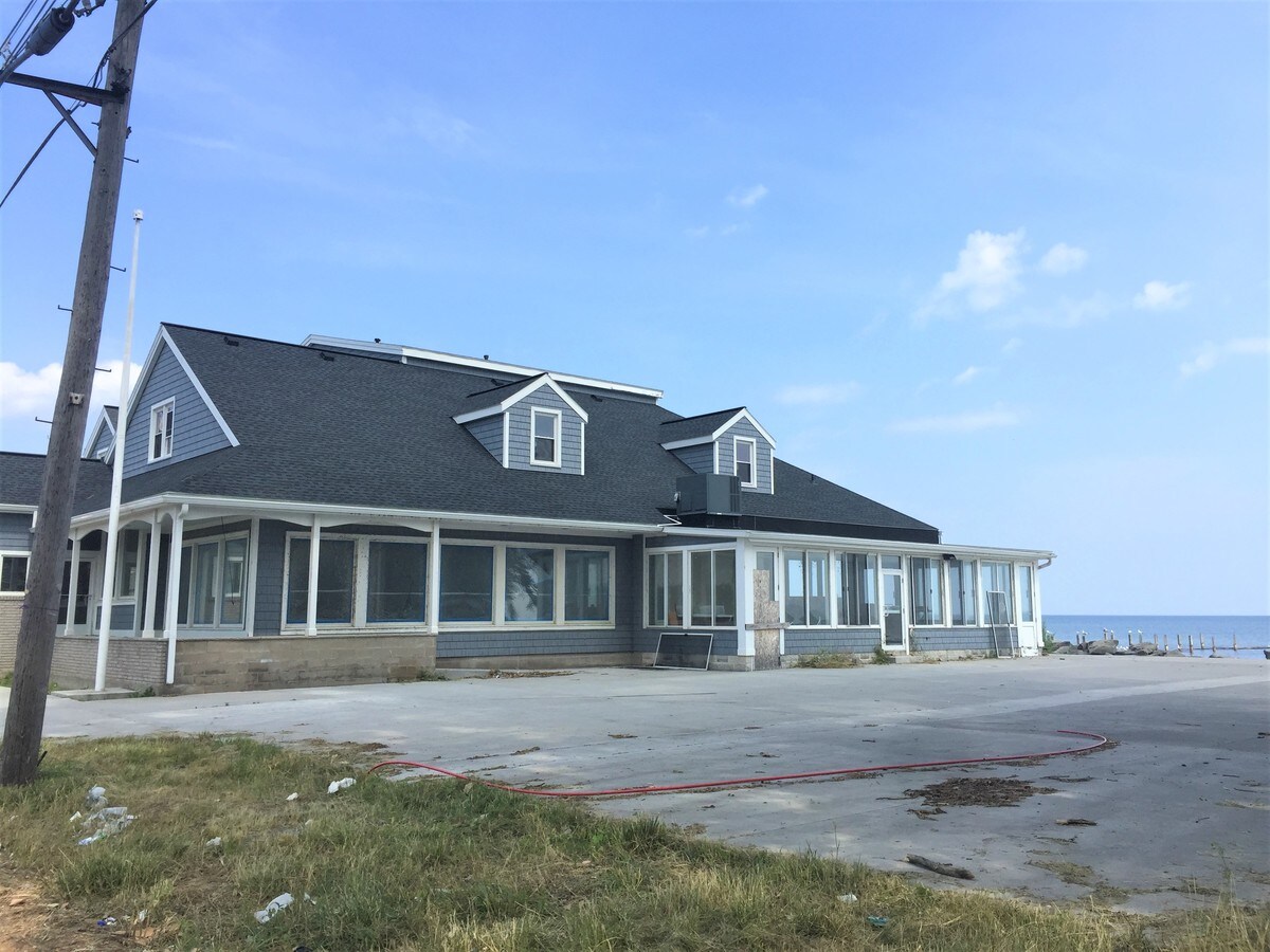 1372 Edgemere Dr, Rochester, NY 14612