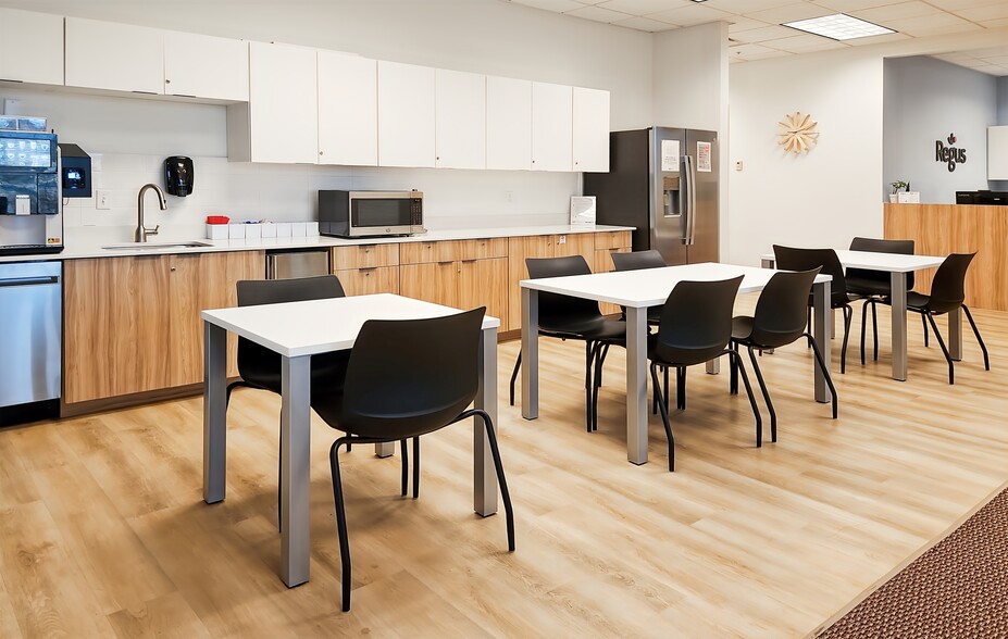 1412 S Legend Hills Dr, Clearfield, UT for lease - Interior Photo - Image 3 of 12