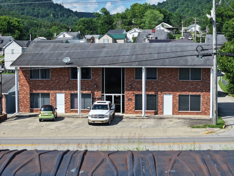 727 River Dr, Irvine, KY for sale - Primary Photo - Image 1 of 16