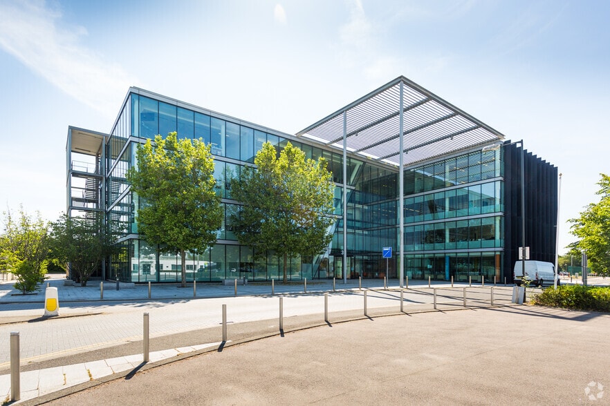 3 Beehive Ring Rd, Gatwick for lease - Primary Photo - Image 1 of 7