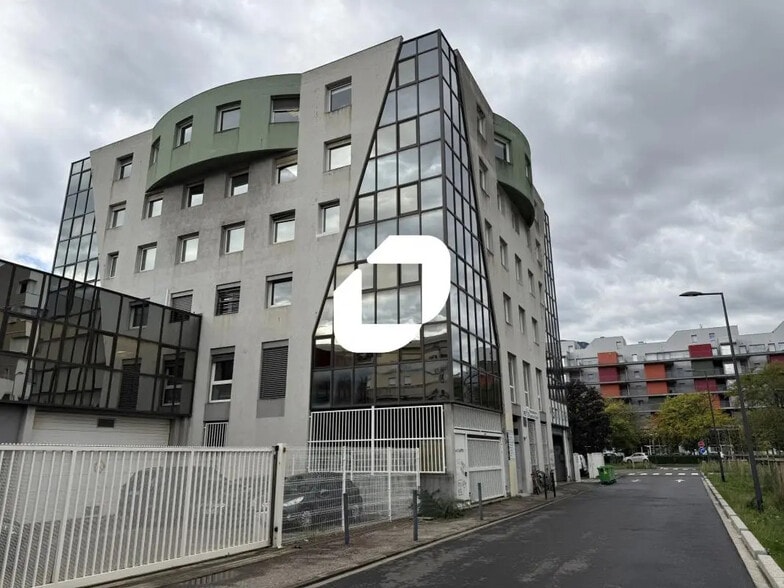 Office in Grenoble for lease - Building Photo - Image 1 of 12