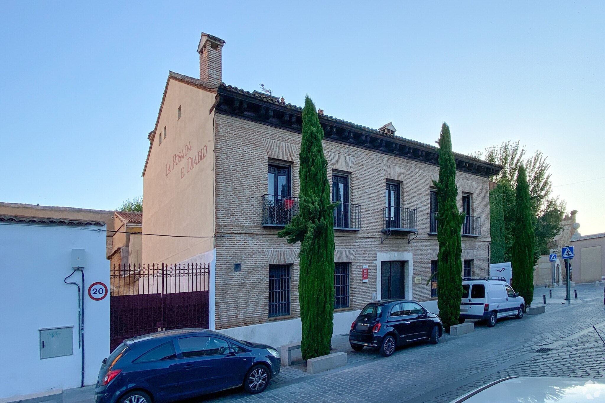 Retail in Alcalá de Henares, Madrid for sale Primary Photo- Image 1 of 1