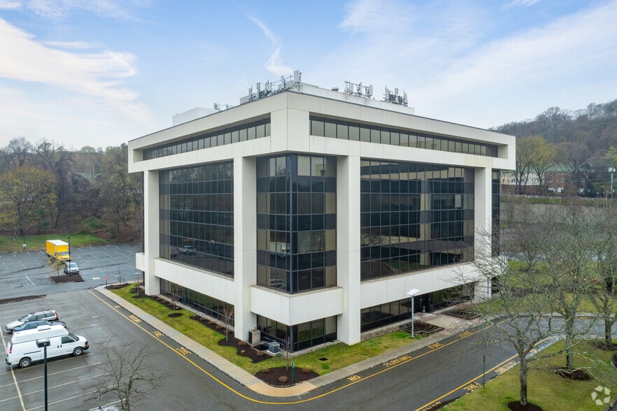 220 White Plains Rd, Tarrytown, NY for lease - Primary Photo - Image 2 of 4