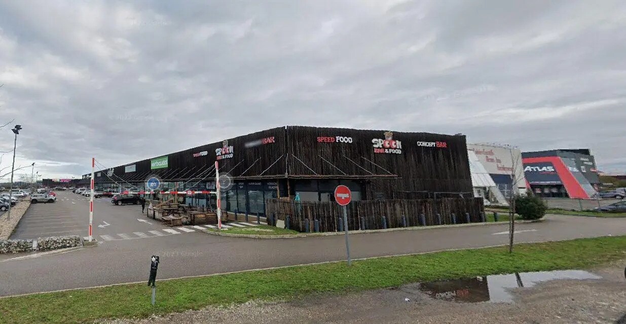 Retail in Saint-Bonnet-de-Mure for lease Building Photo- Image 1 of 2