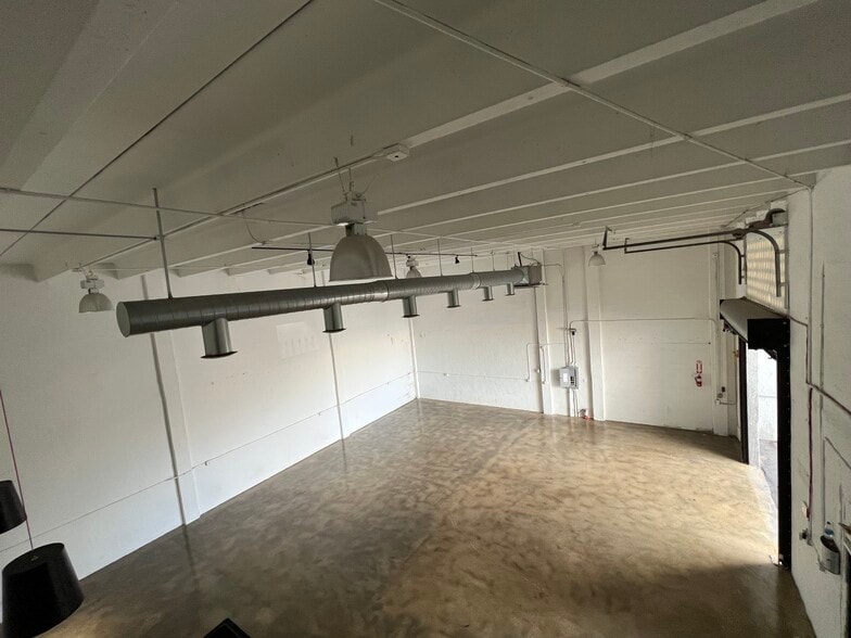 2340 NW 7th Pl, Miami, FL for lease - Interior Photo - Image 3 of 6