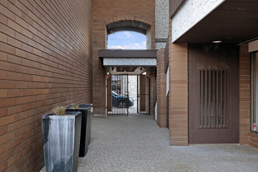 1461 St. Paul St, Kelowna, BC for lease - Building Photo - Image 2 of 16