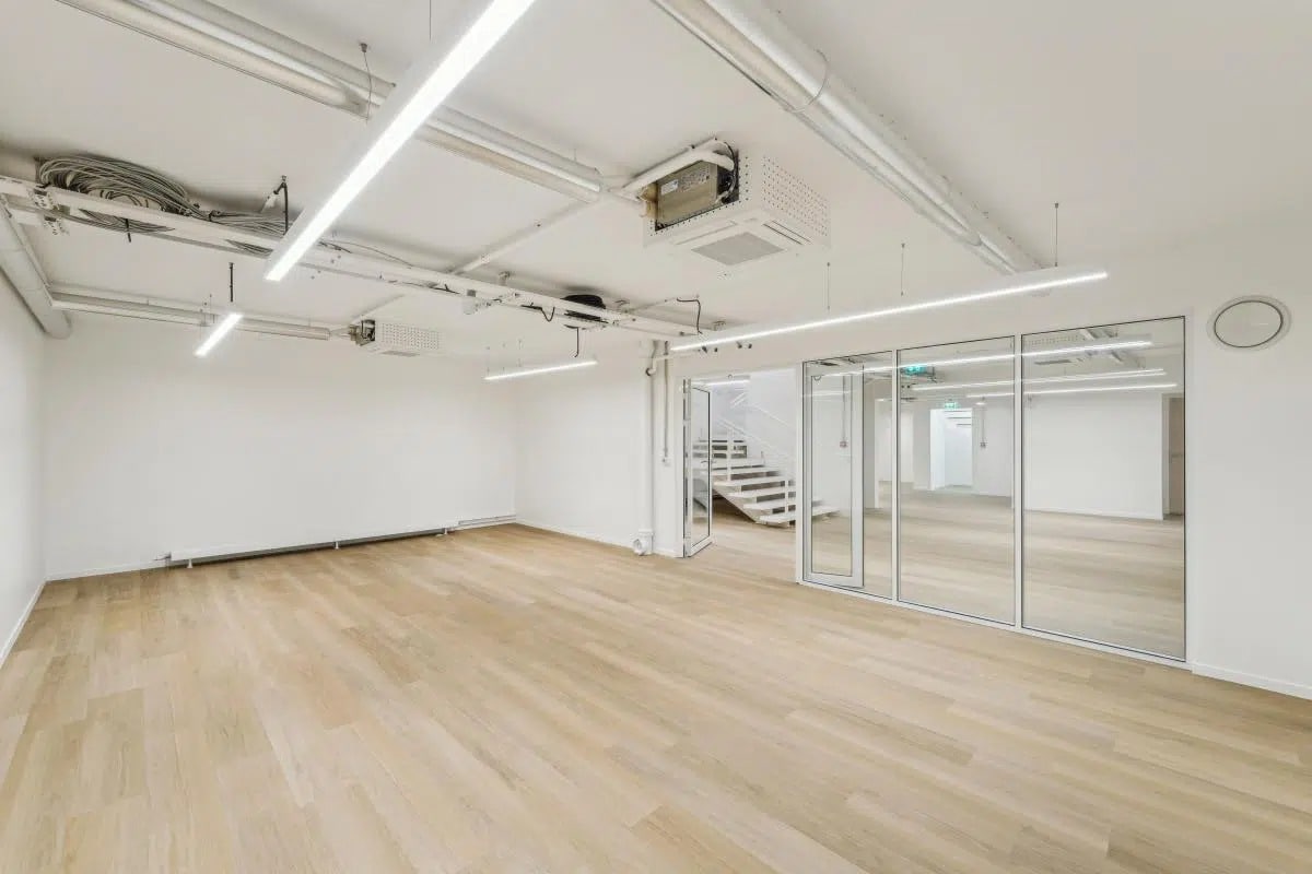 33-35 Rue De Chazelles, Paris for lease Interior Photo- Image 1 of 10