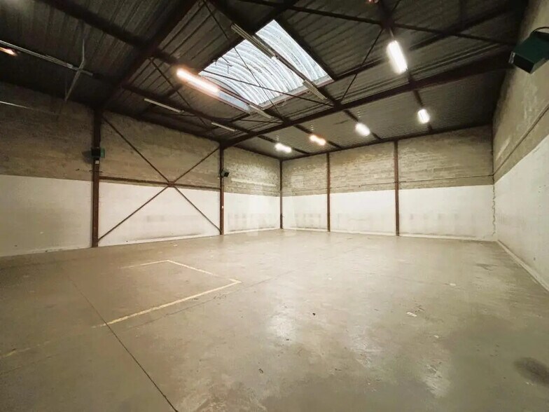 Flex in Chilly-Mazarin for lease - Interior Photo - Image 2 of 8