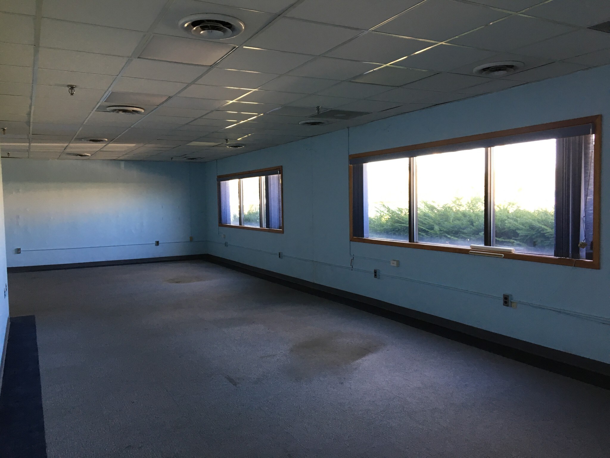 1 Johnson Dr, Raritan, NJ 08869 Flexible Warehouse & Office Building