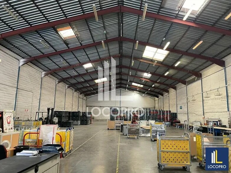 Flex in Marseille for lease - Interior Photo - Image 1 of 4