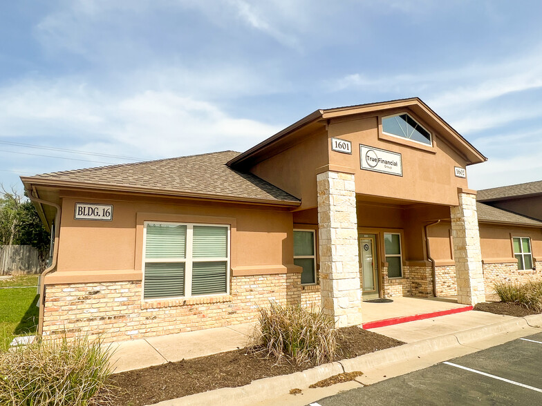1464 E Whitestone Blvd, Cedar Park, TX for lease - Building Photo - Image 2 of 19