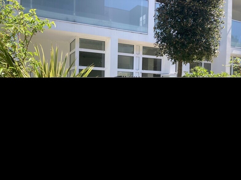 Retail in La Rochelle for lease - Building Photo - Image 1 of 1