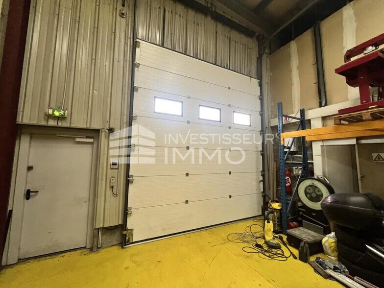 Flex in Émerainville for lease - Interior Photo - Image 2 of 3