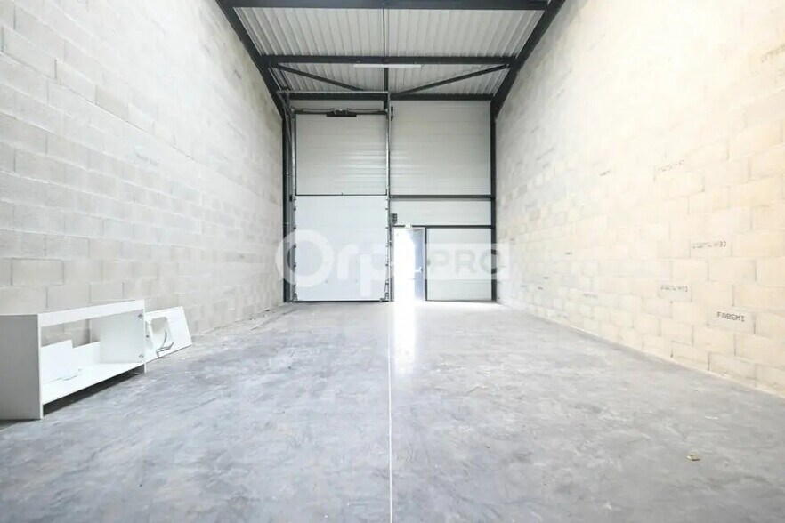 Flex in Vénissieux for lease - Interior Photo - Image 3 of 7