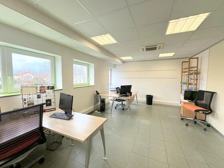 Office in Houilles for lease - Interior Photo - Image 2 of 11