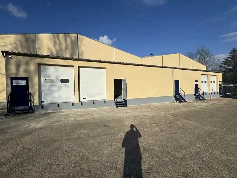 Flex in Eaubonne for lease - Primary Photo - Image 1 of 8