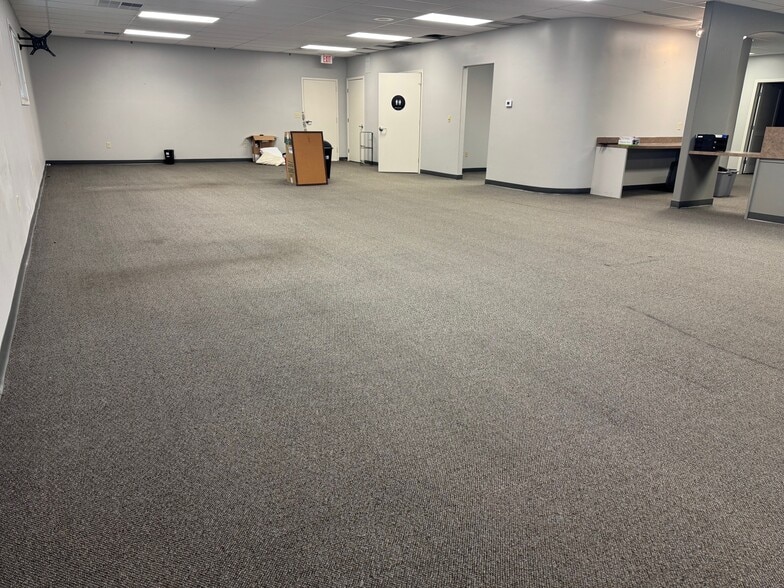 2309-2311 S Kansas Rd, Newton, KS for lease - Interior Photo - Image 3 of 10