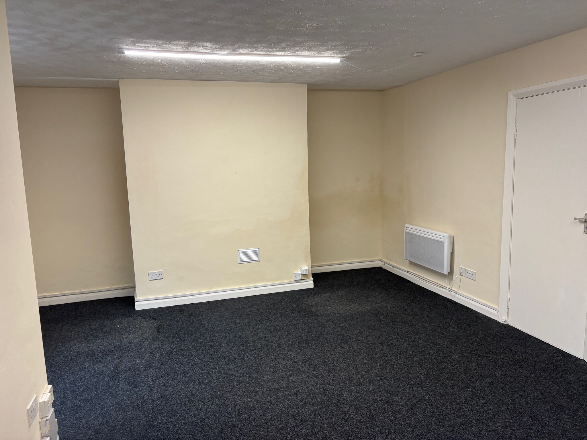 86-88 The Hwy, Deeside for lease Interior Photo- Image 1 of 2