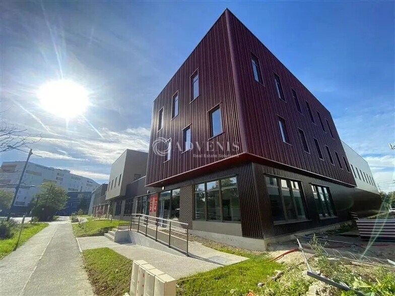 Flex in Gennevilliers for sale - Building Photo - Image 2 of 12