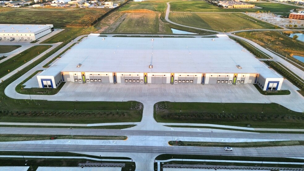 12501 Plum Dr, Urbandale, IA for lease - Building Photo - Image 2 of 7