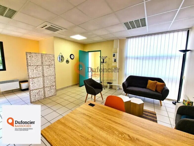 Office/Medical in Saint-Benoît for lease - Interior Photo - Image 2 of 6