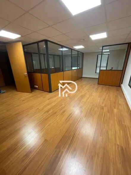Office in Aubagne for lease - Interior Photo - Image 1 of 4