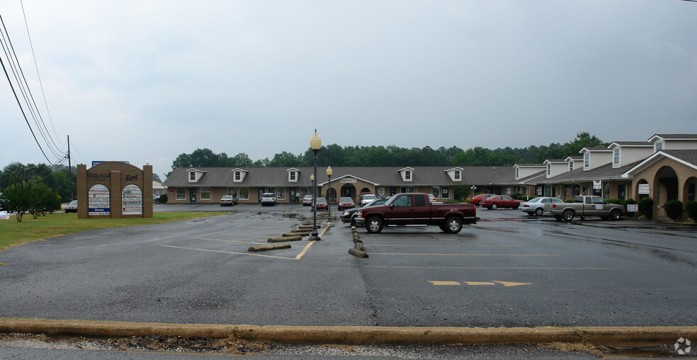 1029-1039 W Fort Williams St, Sylacauga, AL for lease - Primary Photo - Image 1 of 2