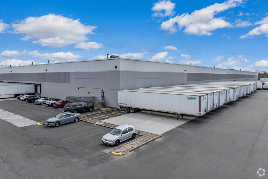 301-321 Herrod Blvd, South Brunswick, NJ for lease - Building Photo - Image 3 of 5