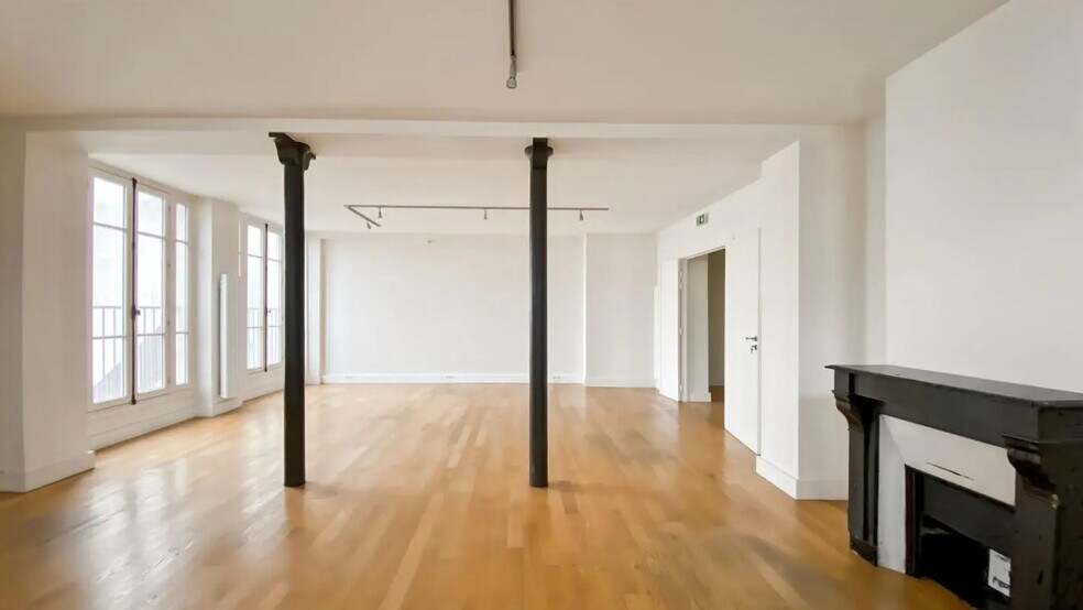 Office in Paris for lease - Building Photo - Image 2 of 8