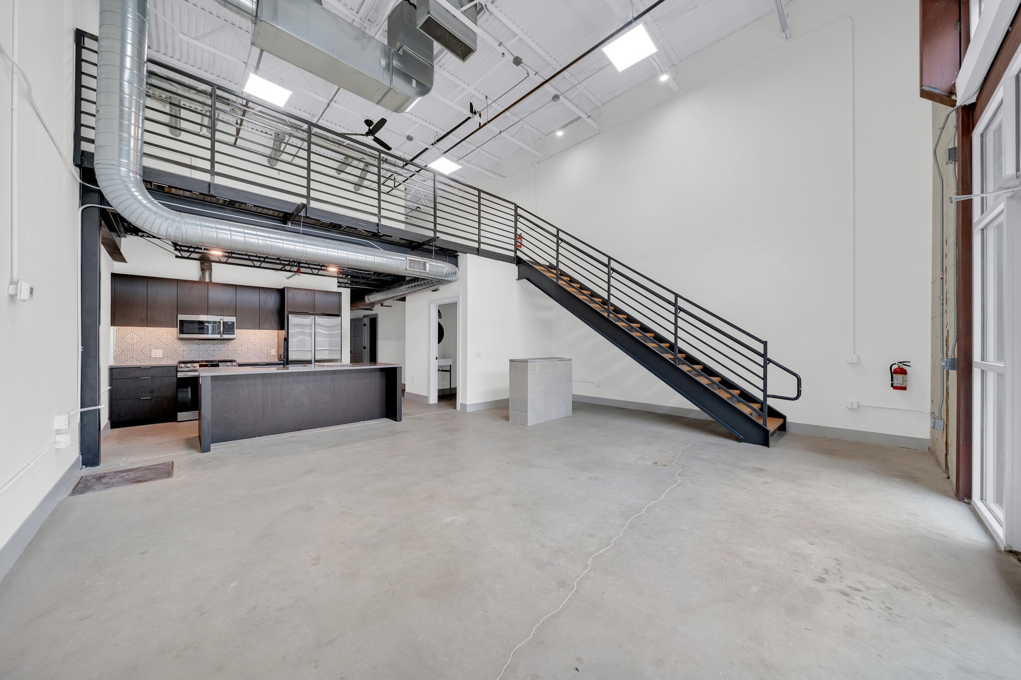 215 Coca Cola Pl, San Antonio, TX for lease Building Photo- Image 1 of 4