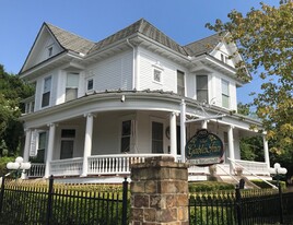 The Gables Inn Bed & Breakfast - Motel