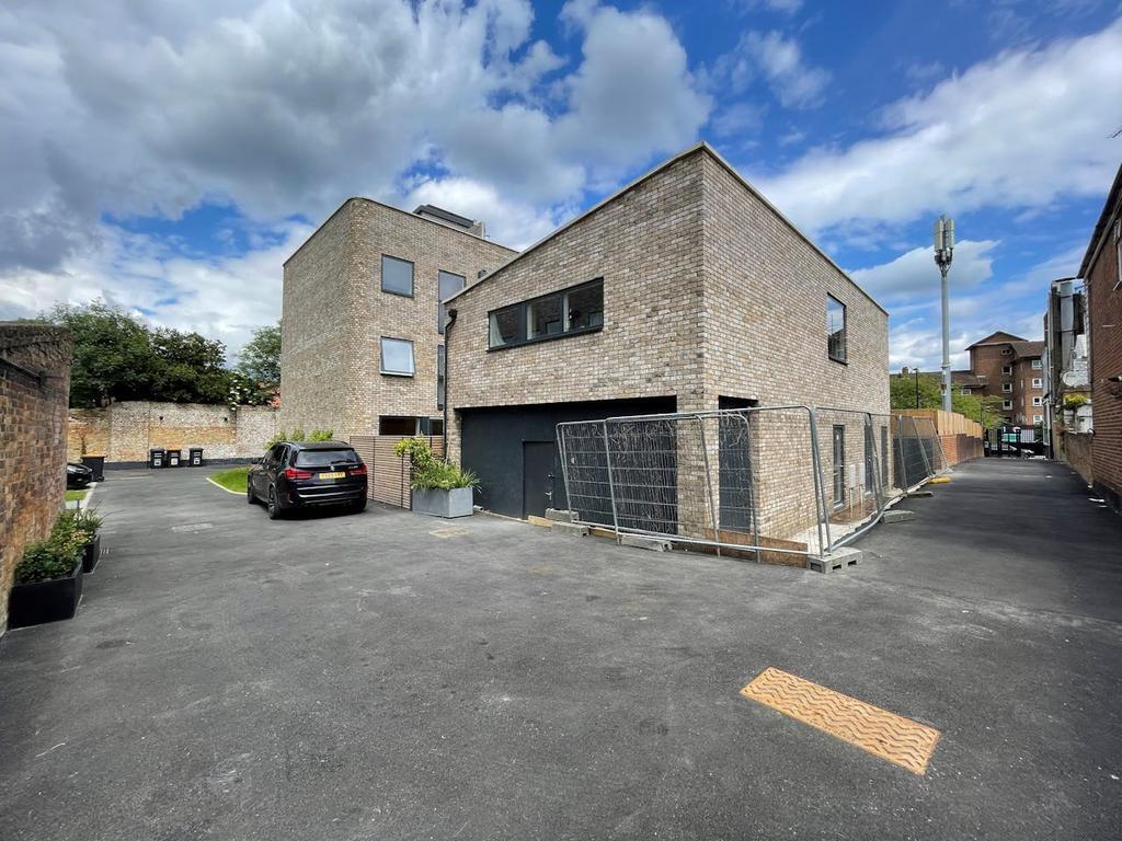 260 Knights Hl, London for lease Building Photo- Image 1 of 9