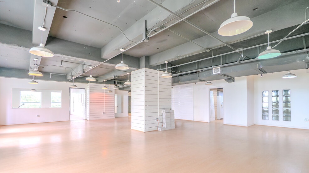 168 SE 1st St, Miami, FL for lease - Interior Photo - Image 2 of 117