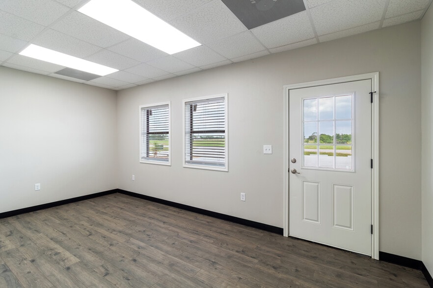 4025 King Air Dr, Wixon Valley, TX for sale - Building Photo - Image 3 of 12