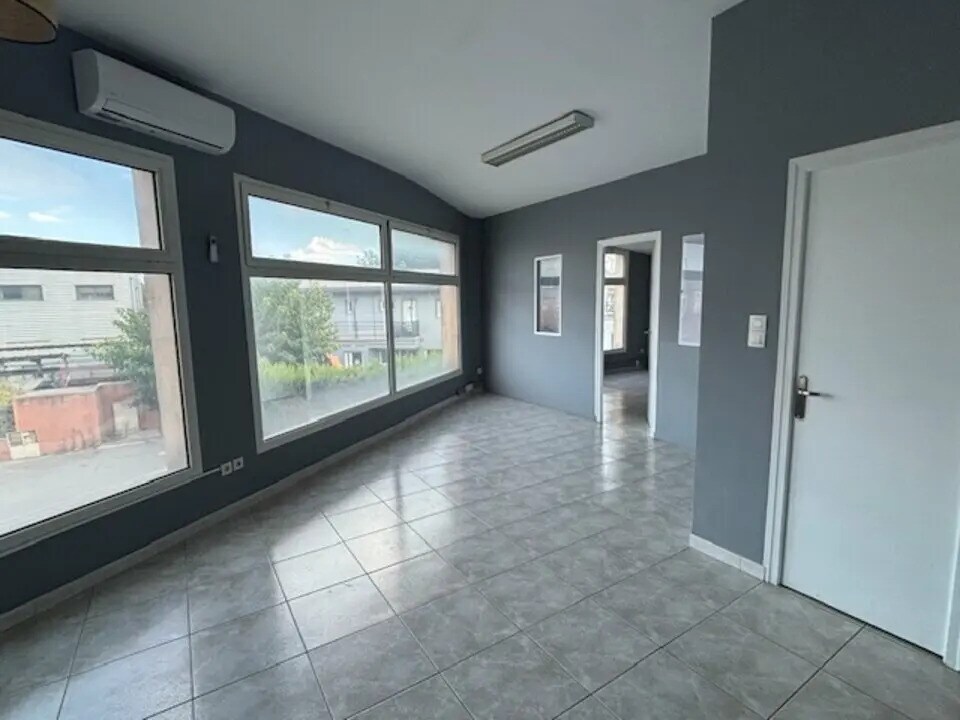 Retail in Gardanne for lease Interior Photo- Image 1 of 9