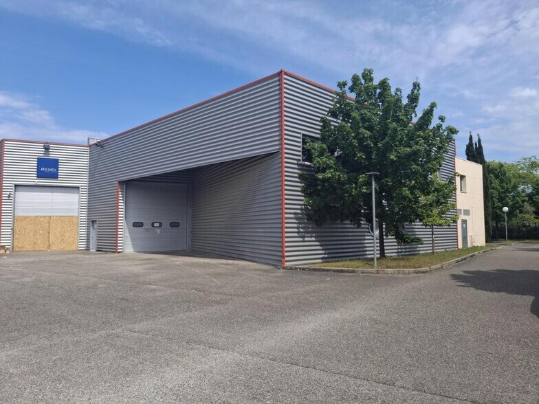 Flex in Saint-Priest for sale - Building Photo - Image 1 of 5