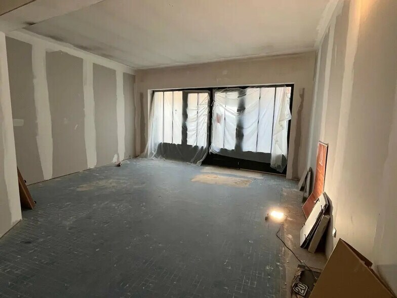 Retail in Auray for lease - Interior Photo - Image 3 of 3