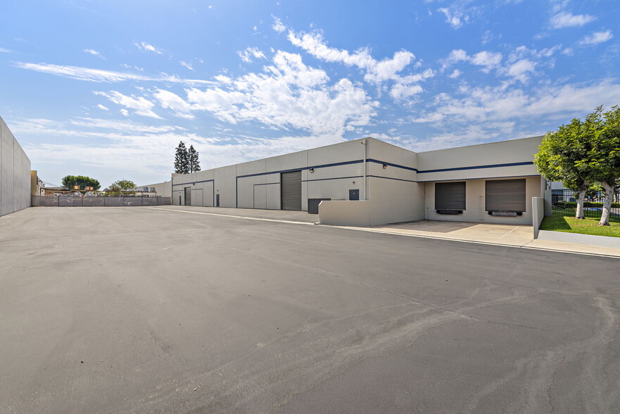 808 W Nicolas Ave, Orange, CA for lease - Building Photo - Image 3 of 9